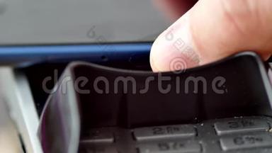 在智能手机上使用NFC技术的客户通过POS终端支付。