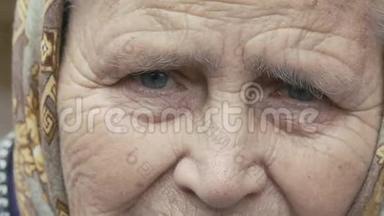 一个老奶奶独自看着摄像机，满脸皱纹，疲惫不堪