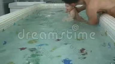 小男孩在儿童游泳池的水下游泳