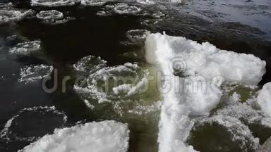 河水流淌着冰封的积雪，冲击着冰冷的积雪