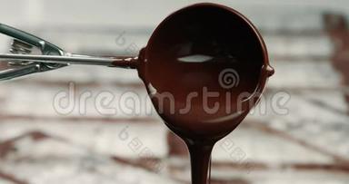 液体巧克力质地。 制作巧克力棒的过程