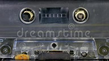 旧的音频盒式磁带播放。