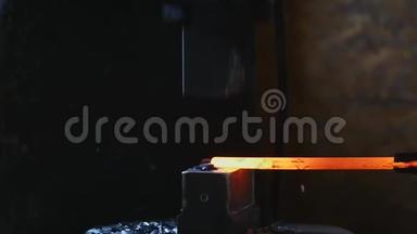 史密斯在机器上加工热铁