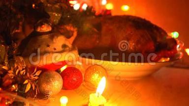 在圣诞夜晚上用烤鸡做菜。