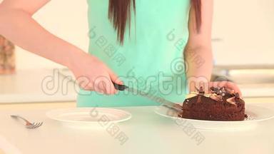 女人在吃蛋糕