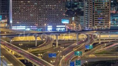 迪拜市中心高速公路立交的鸟瞰夜景。