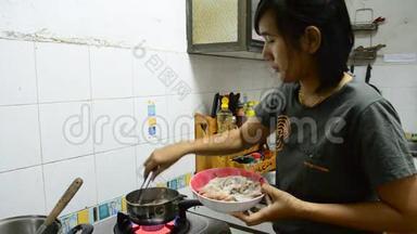 泰国女人煮<strong>八爪鱼</strong>和鱿<strong>鱼</strong>