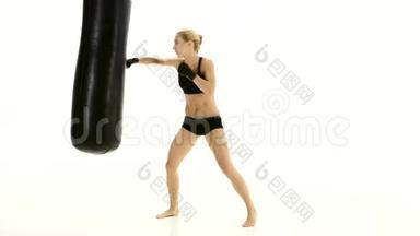 一个拳击手女孩的强化训练。 怀特工作室