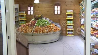 超市柜台上的水果。