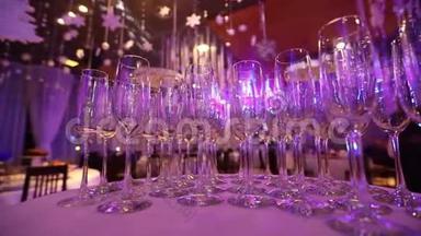 酒保准备香槟和葡萄酒的桌子上有干净的<strong>玻璃杯</strong>，桌子上有香槟的<strong>玻璃杯</strong>