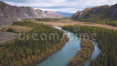 空中观景台。 飞越美丽的山河.. 空中摄影机拍摄。 景观全景。 阿尔泰，西伯利亚。