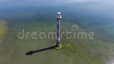 4K. 飞越老灯塔屹立于大海，鸟瞰.. 爱沙尼亚，萨雷马岛