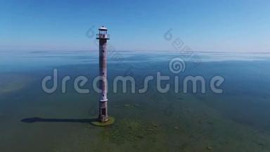 4K. 飞越老灯塔屹立于大海，鸟瞰.. 爱沙尼亚，萨雷马亚岛-基伊普萨阿雷图雷患