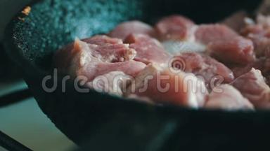 带血和香料的肉片在锅里炒