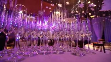 酒保准备香槟和葡萄酒的桌子上有干净的玻璃杯，桌子上有香槟的玻璃杯