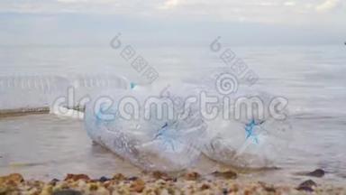 <strong>海洋</strong>环境问题中的塑料污染。 塑料杯，运输袋，<strong>瓶</strong>子和吸管倾倒在海里