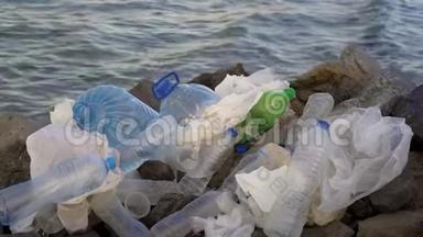 海洋环境问题中的塑料污染。 塑料杯，运输袋，瓶子和吸管倾倒在海里