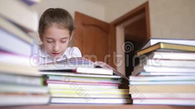 穿着校服的小女孩<strong>正在看书</strong>，坐在成堆的书之间