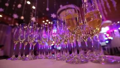 餐厅桌上放着香槟的酒杯，节日桌上放着香槟的酒杯，桌上放着干净的酒杯