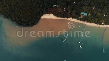 泰国珊瑚岛无人驾驶飞机在热带雨水与清澈的海水混合后，将海水染成沙色