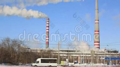 火力发电厂在阳光明媚的寒冷日子。 工业烟雾从管道顶着蓝天。