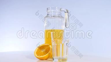 橘子和橙汁在桌子上旋转