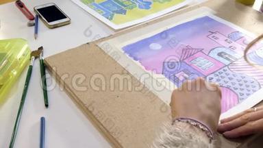 两名成年女子在<strong>艺术学校</strong>附近用彩色丙烯酸颜料作画