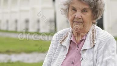 一位老年妇女正在寻找<strong>腕带</strong>健身追踪器