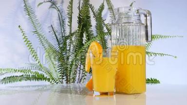 橘子和橙汁在桌子上旋转