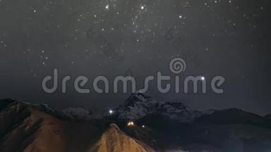 乔治亚州的斯蒂芬斯明达。 夜空星光闪耀，星光闪耀，笼罩在喀斯别克山的山顶上. 著名的加热提