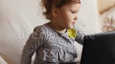 漂亮的女孩<strong>坐在</strong>笔记本<strong>电脑前</strong>学习上网。