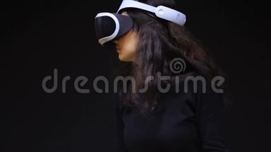 女人带着虚拟现实的<strong>VR</strong>眼镜。 虚拟增强现实头盔中的年轻女孩。 <strong>VR</strong>耳机。 未来<strong>技术</strong>概念