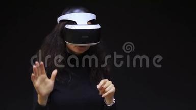 女人带着虚拟现实的VR眼镜。 虚拟增强现实头盔中的年轻女孩。 VR耳机。 未来技术概念