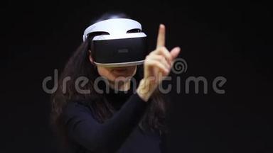 女人带着虚拟现实的<strong>VR</strong>眼镜。 虚拟增强现实头盔中的年轻女孩。 <strong>VR</strong>耳机。 未来<strong>技术</strong>概念