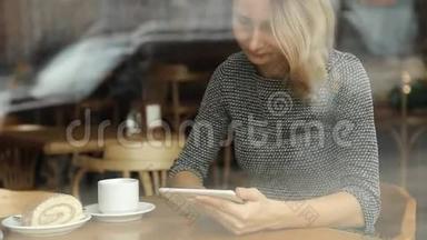年轻漂亮的女人在咖啡馆里用药片喝茶