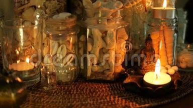 玻璃瓶中装满贝壳、珊瑚、蜡烛灯的海洋物品、梅花、坐佛装饰