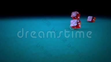 三颗红色骰子在黑色背景的绿色赌桌上滚动，用慢动作射击，运动娱乐的概念
