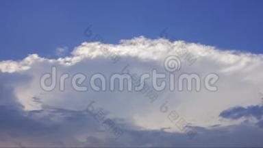 时间流逝的云彩和蓝天<strong>只为</strong>背景，没有土地。