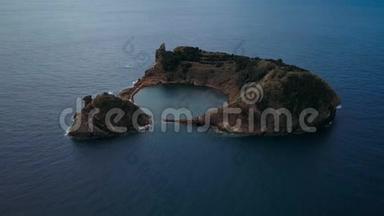 维拉弗兰卡多坎波岛的伊斯莱特的鸟瞰图是由圣米格尔岛附近一座古老的水下火山口形成的。