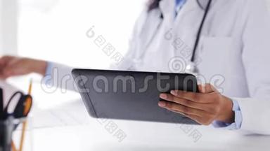 有平板电脑和文件的医生