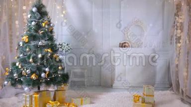 新年，圣诞节，礼物，客厅里的壁炉。 没有人，没有人。 新年背景。