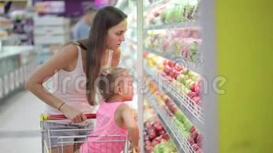 在<strong>超市</strong>购物时选择<strong>水果</strong>的女人和小女孩