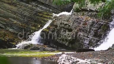 特写镜头。 落石山上的瀑布。 水流迅速下坠，生成白色起泡泡沫.. 石头瀑布