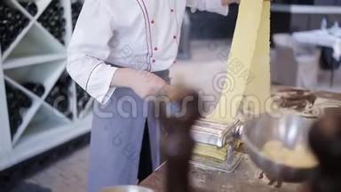 厨师生产<strong>面食</strong>-意大利<strong>面食</strong>磨床，木板，擀面杖，全部由半月面粉制成