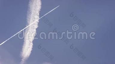 大客机超音速飞机在晴朗的蓝天高空飞行，留下长长的白色小径.. 白色飞机飞行