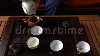 在中国传统茶道中，人们用茶壶倒茶。 一套茶饮设备