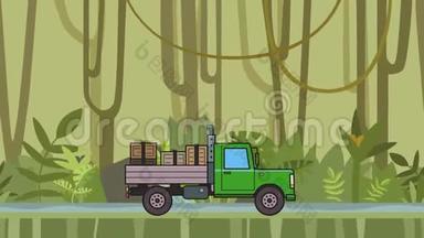 充满活力的绿色卡车，后备箱里的箱子穿过雨林。 在丛林和河流背景下移动<strong>重型汽车</strong>