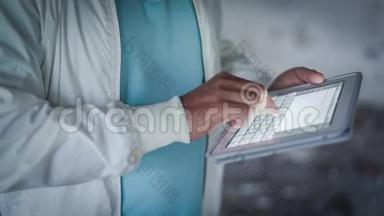 数码平板电脑2上的人手触摸屏幕