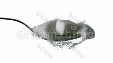 糖块落在装满糖的勺子上