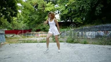 在城市废墟外的城市公园里跳舞的女人，<strong>涂鸦街舞</strong>和爵士音乐迷